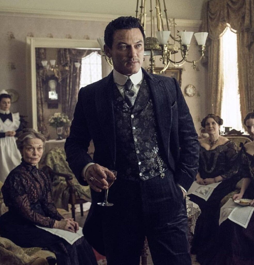 Luke Evans in The Alienist