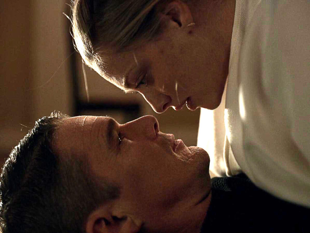 Amanda Seyfried and Kevin Bacon in You Should Have Left