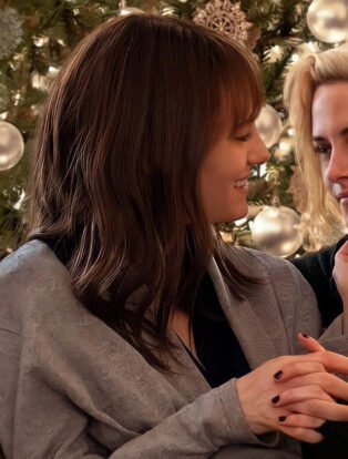 kristen stewart mackenzie davis happiest season