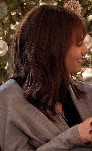kristen stewart mackenzie davis happiest season