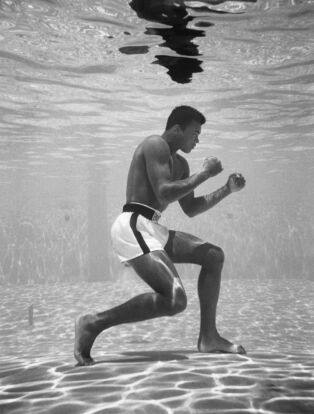 landing Flip Schulke Ali Underwater, 1961