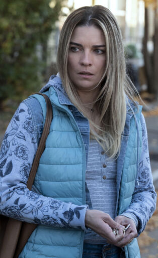 Annie Murphy in Kevin Can F**k Himself