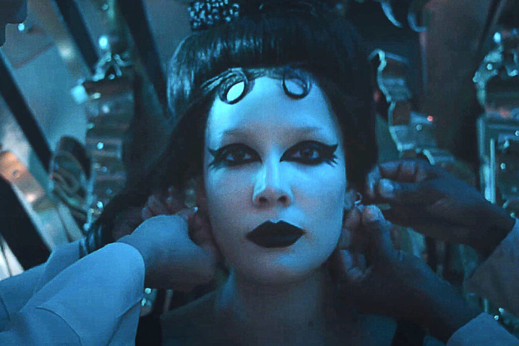 Halsey-Being-Dressed-as-A-Pyscho Geisha-Girl