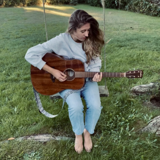 Singer Songwriter Belle Shea