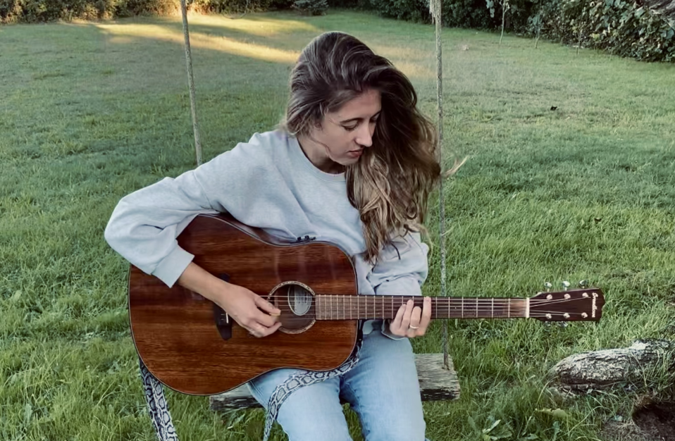 Singer Songwriter Belle Shea