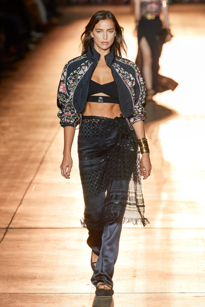 ETRO RUNWAY SPRING SUMMER 2022 FEATURING IRINA SHAYK_WEARING CROPPED BLACK FLORAL JACKET, BLACK WRAP AND PANTS