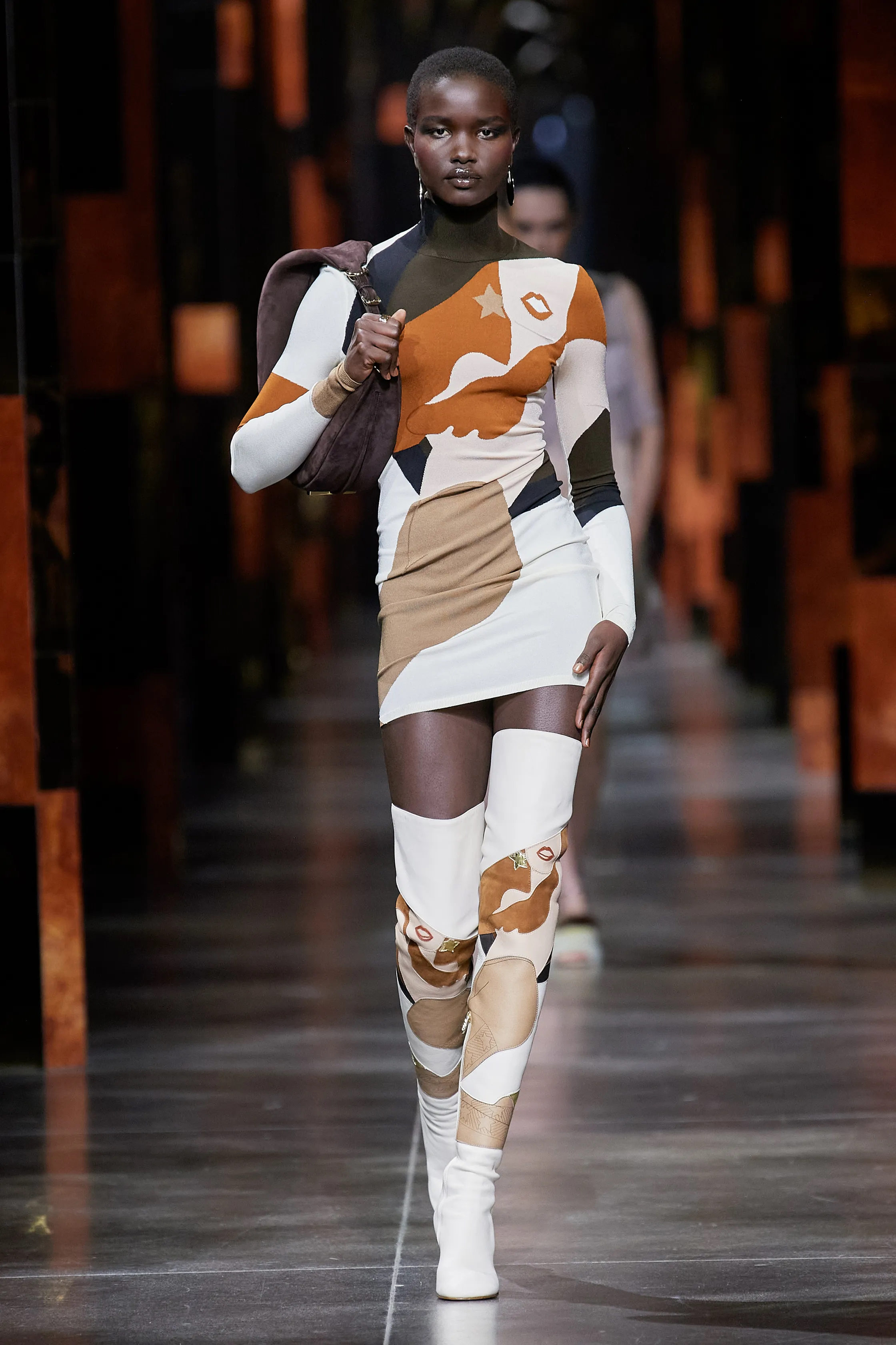 FENDI RUNWAY SS 22 MODEL WEARING HOLDING SHOULDER BAG WEARING ORANGE WHITE AND BROWN LOOK