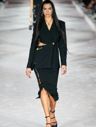 VERSACE RUNWAY_DUA_LIPA