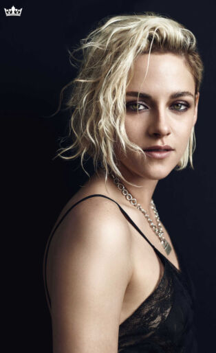 Kristen Stewart bleeched blond and provokr crown
