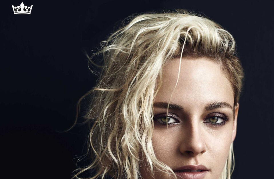 Kristen Stewart bleeched blond and provokr crown