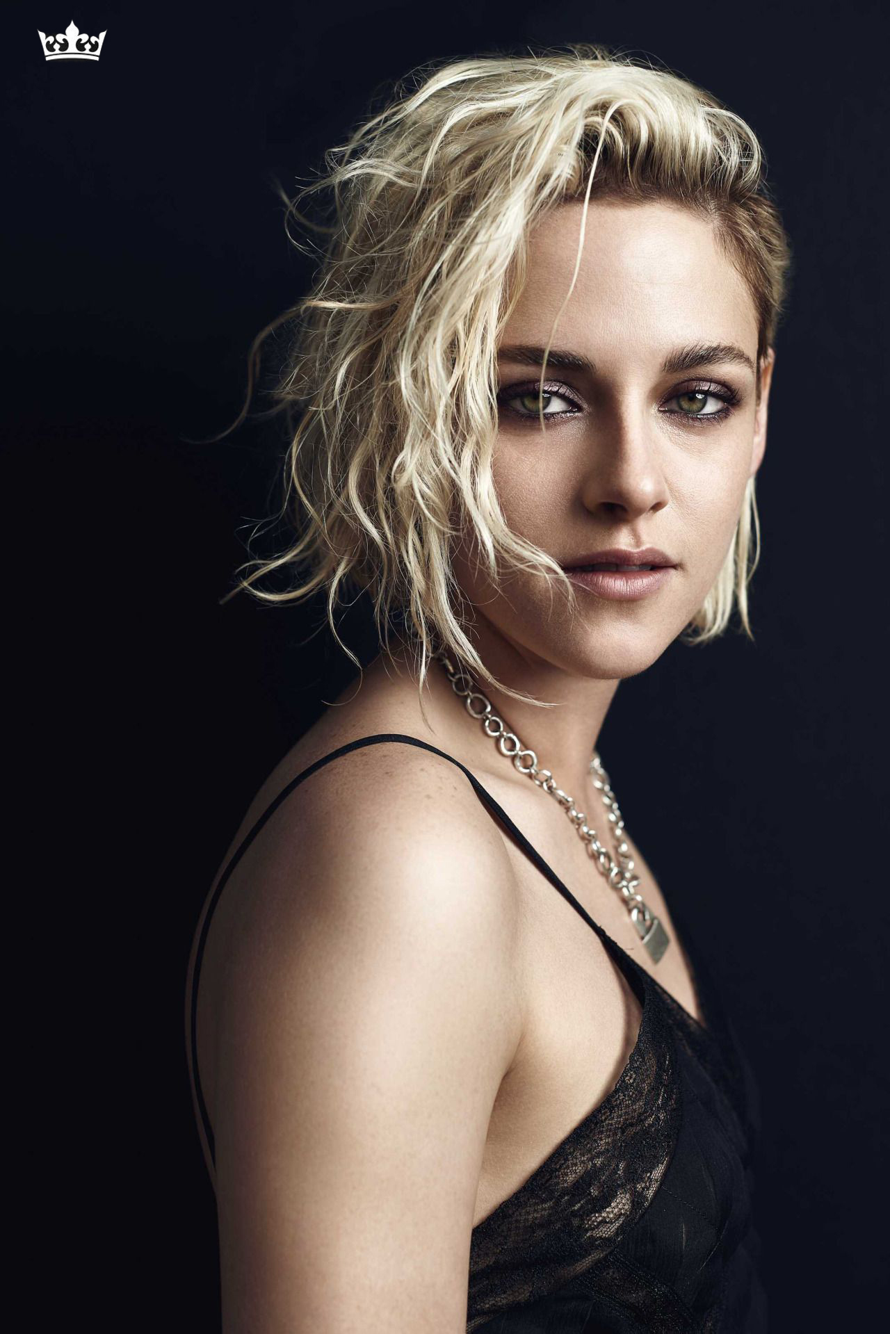 Kristen Stewart bleeched blond and provokr crown