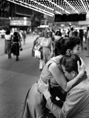 Ruth Orkin, Street Embrace, New York City, 1948-50 © Ruth Orkin Photo Archive