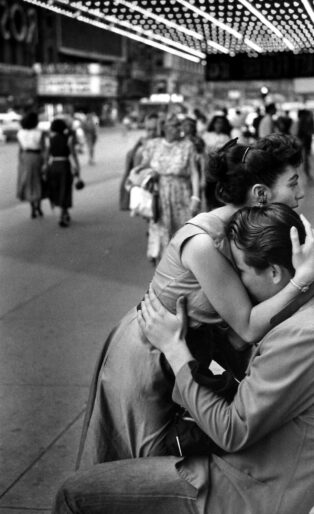 Ruth Orkin, Street Embrace, New York City, 1948-50 © Ruth Orkin Photo Archive