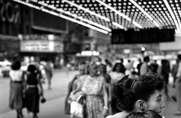 Ruth Orkin, Street Embrace, New York City, 1948-50 © Ruth Orkin Photo Archive