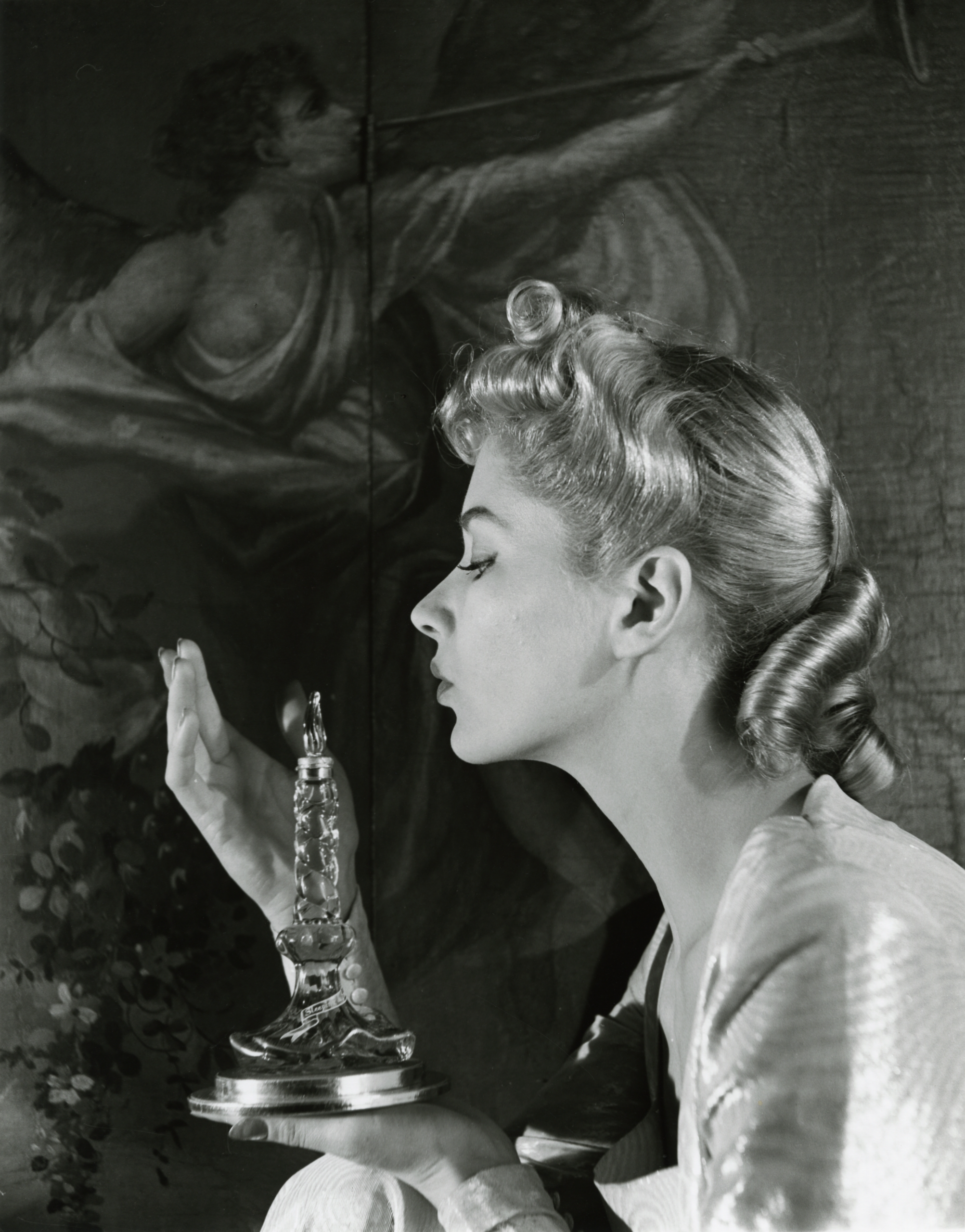 Fernand Fonssagrives. Schiaparelli Flame (featuring Lisa Fonssagrives), 1930s. @fernandfonssagrives